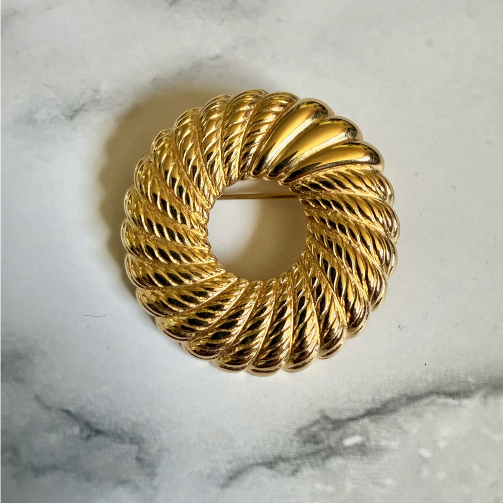 Vintage Monet Gold-Tone Circular Brooch Pin Rope Twist Round 1.5”
